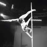 L'insegnante Isabella Valenzano durante un'esibizione di Pole dance